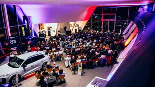 Mit einem voll besetzten Autohaus und rund 250 Gästen wurde die zweite Lesenacht von Stiglmayr zu einem ganz besonderen Abend. (Bild: Autohaus Stiglmayr)