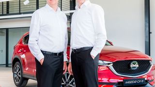 Die beiden Inhaber der TLS GmbH, Thomas Schmitz (li.) und Tim te Laak.  (Mazda)
