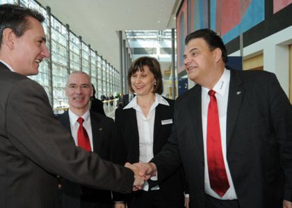 KÜS Gott: Wolfgang Michel begrüßt (v.li.) Peter Schuler, KÜS-Geschäftsführer mit Ehefrau Sybille und Hans-Georg Marmit, Leiter Presse der KÜS.  (Archiv: Vogel Business Media)