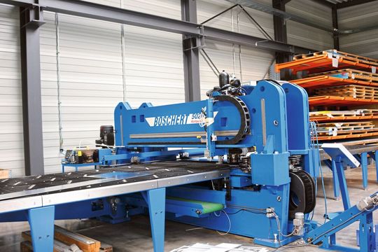 Für möglichst wenig Abfall und Restblech schachtelt das Team die Teile passend auf den bis zu fünf Meter langen und zwei Meter breiten Blechen. Das Programmiersystem Metalix sorgt dafür, dass das mit wenig Aufwand möglich ist.(Bild:  Boschert)