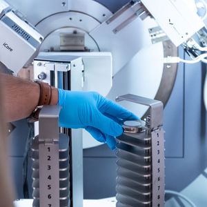 Der Zwilling dieser Probe befindet sich auf der Aussenseite der ISS als Teil des Sesame-Experiments. (Bild:  Empa)