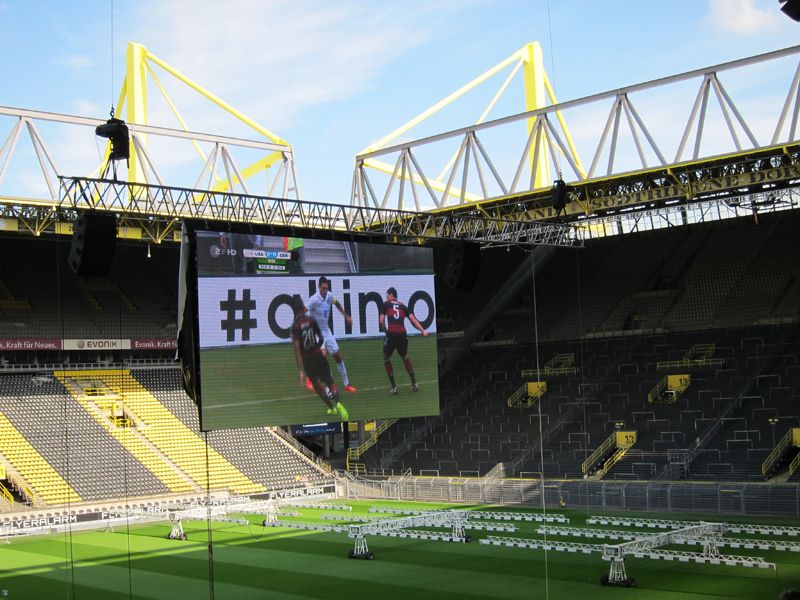 Nach der Hausmesse war Public Viewing im Stadion angesagt. (Bild: IT-BUSINESS)