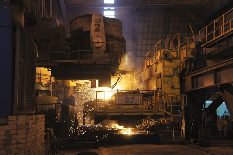 Giessbühne einer Stranggussanlage mit Giesspfanne und Zwischenbehälter, der den Stahl auf die einzelnen Giessstränge verteilt. (Bild: SMS Concast)