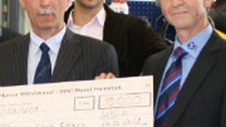 Scheckübergabe: Kurt Mertes (re.), stellvertretender Obermeister der Kfz-Innung Bernkastel-Wittlich-Bitburg, und Studiendirektor Karl-Heinz Krames (li.). (Foto: KH Mehr)