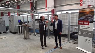 Hans-Peter Fischer, Unternehmensinhaber der Fischer Group, und Richard Bannmueller, CEO der Trumpf Laser- und Systemtechnik, stoßen gemeinsam auf die offizielle Inbetriebnahme der ersten Tru Laser 8000 Coil Edition an. (Bild: VCG/Finus)