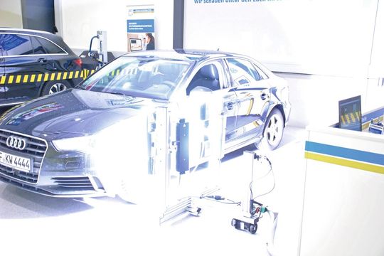 Megablitz: Er erwärmt die obersten (Lack-)Schicht des Audi. Die anschließend erstellte Thermografieaufnahme zeigt die nackte Wahrheit. In diesem Fall: Der Kotflügel hatte schon mal einen Schaden!(Bild:  Dominsky)
