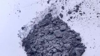 Nanostrukturiertes Nickelsilizid ist jetzt die große Hoffnung auf mehr Ausbeute bei der Gewinnung von grünem Wasserstoff. Denn das Mineral hat sich als schlagkräftige Substanz für entsprechende Katalysatoren herauskristalliesiert, wie das Helmholtz-Zentrum in Berlin sagt. (Bild: M. Survat)