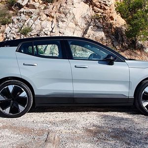 Mit 4,23 Metern ist der EX30 gut 20 Zentimeter kürzer als der XC40. (Bild:  Mauritz – VCG)