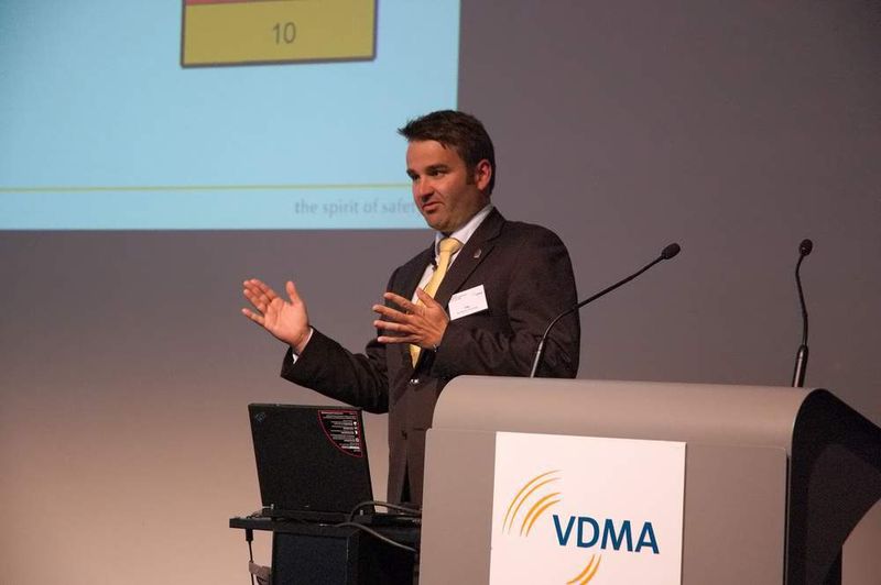 Thomas Pilz, Geschäftsführer des Safety-Spezialisten Pilz aus Ostfildern, stellte auf dem VDMA-Kongress mit Safety Eye ein Sicherheitssystem vor, das die sichere Kollaboration von Mensch und Roboter ermöglicht. Bild: Schreier (Archiv: Vogel Business Media)