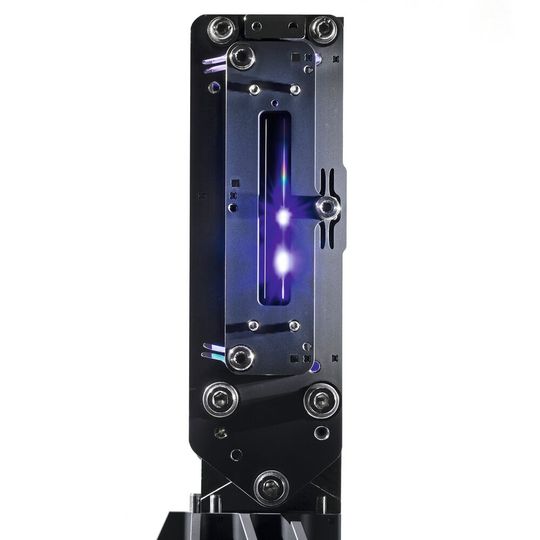 Für das Spektrometer an Bord des ESA-Satelliten FLEX haben  Forscher des Fraunhofer IOF einen hochpräzisen Doppelspalt auf Siliziumbasis entwickelt und gefertigt.(Bild:  Fraunhofer IOF)