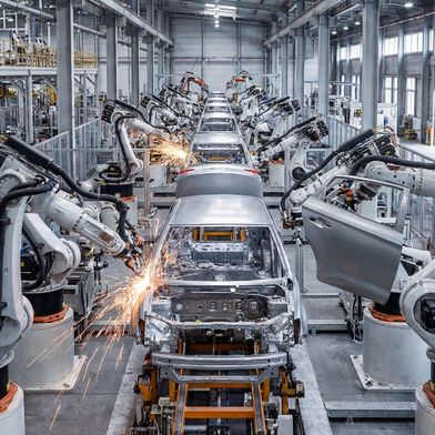 Sicherheitsfunktionen sind künftig von Beginn an Teil der Systemarchitektur. Bei modularen Maschinen oder verketteten Anlagen müssen Schnittstellen, Datenflüsse und Zustände ganzheitlich betrachtet werden. (© benjamin – stock.adobe.com_KI-generiert)  (Bild: )