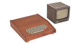 Dieser originale Apple 1 Heimcomputer erzielte bei einer Auktion am 10. November einen gesamten Kaufpreis von 500.000 US-$. Steve Jobs und Steve Wozniaks hatten 1976 selbst 200 Platinen ihres ersten Heimcomputers angefertigt. (Bild: John Maron Auctioneers)