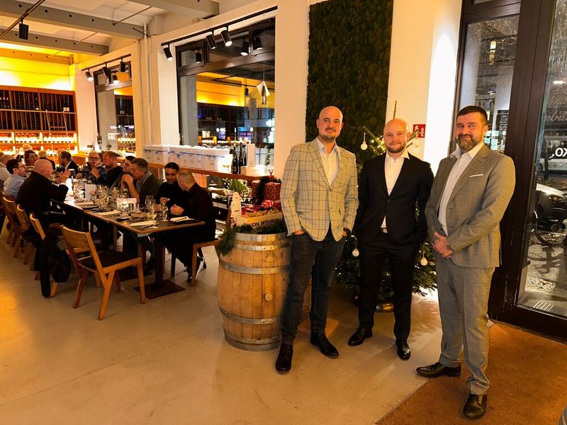 Wenn (v. r.) Ferdikan Ilyasoglu zum XMAS Dinner einlädt, kommen Karol Zielinski und Chief Sales Officer Piotr Nowak (Xopero) extra aus Polen. (Bild: Vogel IT-Medien GmbH)