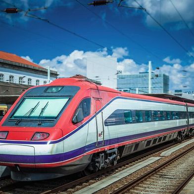 Elektrischer Zug am Bahnhof von Porto-Campanha, Portugal: Kontron Transportation erhält den Auftrag zur Modernisierung des portugisischen GSM-R-Kernnetzes. (Bild: Kontron / Leonid Andronov)
