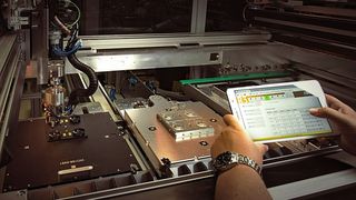 Die Benutzeroberfläche der Steuerung ist das A und O eines neuartigen, automatisierten Belade- und Palettiersystems für die Zuführung von dreidimensionalen Folien an eine Spritzgießmaschine, denn sie macht das Folienhinterspritzen produktiver und genügt dem Industrie-4.0-Prinzip. (Bild: IWB)