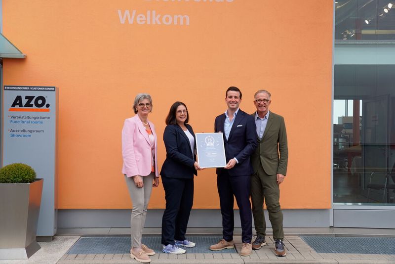 Übergabe der Urkunde der Vogel Communications Group zum 75-jährigen Firmenjubiläum an Lukas Zimmermann, Business Development Manager bei Azo (2. von rechts), Sabine Zimmermann, Chief Communication Manager (links) und Rainer Zimmermann, CEO (rechts) und Doris Popp, Redakteurin PROCESS (2. von links). (Bild: Azo)