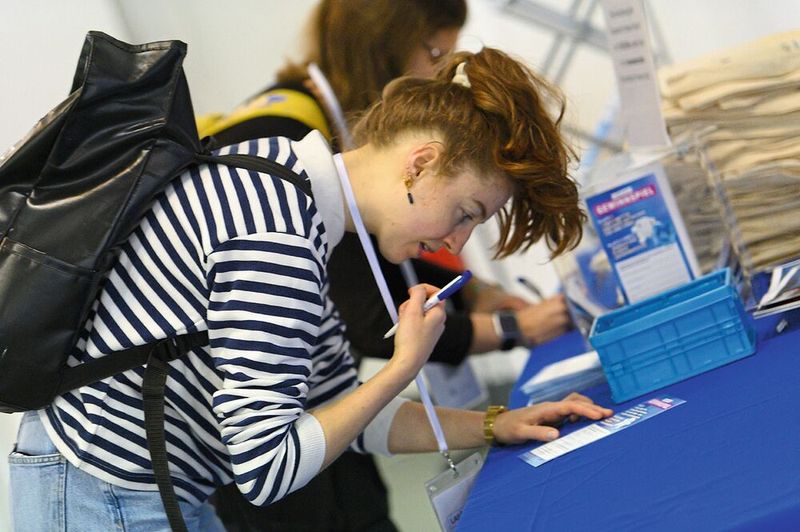 Was ist das erste, was man bei der LAB-SUPPLY macht? Genau: Den Zettel für's Gewinnspiel ausfüllen. Mehr dazu am Ende der Bildergalerie.     Mehr Infos zu den kommenden LAB-SUPPLY-Messen finden Sie auf www.lab-supply.info (Bild: Stefan Stark)