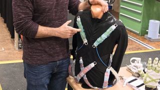 Andreas Argubi-Wollesen, LaFT: „Unterstützungselemente versteifen sich dank Pneumatik und nehmen dem Träger der Weste in bestimmten Positionen Haltearbeit ab.“ (Nikolaus Fecht/VdW)