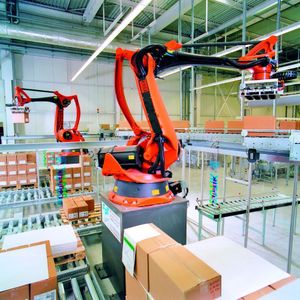 Roboter werden inzwischen in Palettiervarianten für Traglasten zwischen 40 und 1300 kg angeboten. Palettierer zeichnen sich durch kurze Taktzeiten und große Reichweiten aus und bringen hohe Durchsatzleistungen. Bild: Kuka