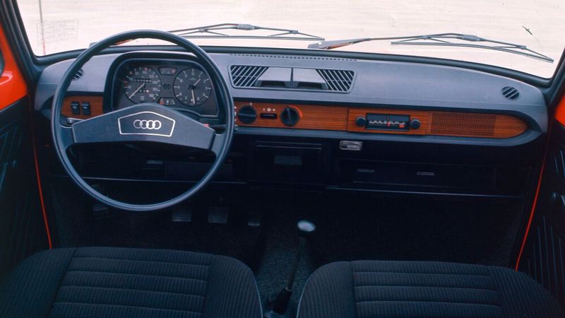 Mit Holzblenden sorgten die Designer beim Armaturenbrett für einen Hauch Luxus. Auch zwei große Rundinstrumente waren für einen Kleinwagen ziemlich untypisch. (Bild: Audi AG)