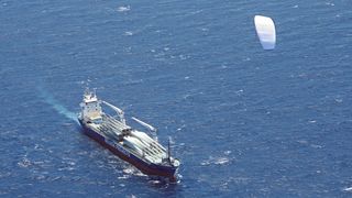 Das Zugseil überträgt die Zugkräfte des Kites auf das Schiff. Dabei entstehen Zugkräfte von bis zu 32 Tonnen.  (Bild: SkySails)
