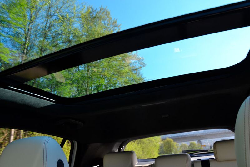 Für Helligkeit und gutes Raumgefühl sorgte im Testwagen das große Panoramadach.  (Foto: Michel / »kfz-betrieb«)