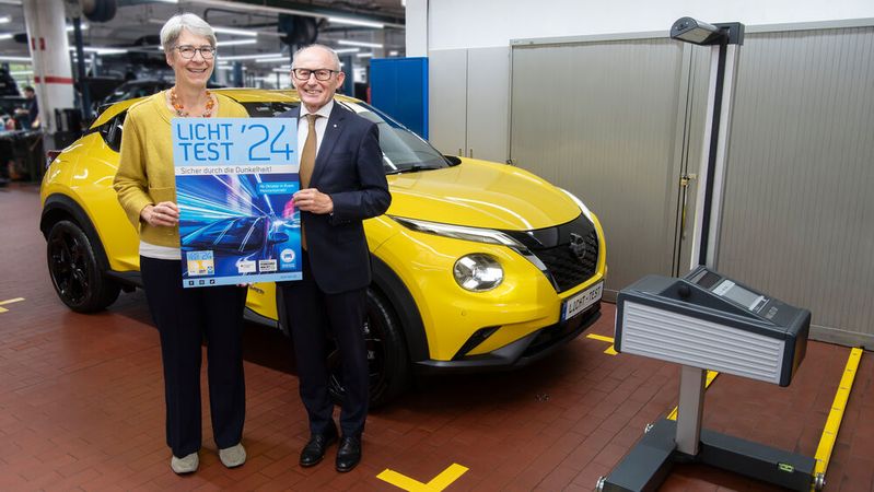 Verkehrsstaatsekretärin Elke Zimmer und Verbandspräsident Michael Ziegler rufen Autofahrer in Baden-Württemberg dazu auf, am Licht-Test teilzunehmen und die Fahrzeugbeleuchtung überprüfen zu lassen. Zimmer hebt hervor, dass „einwandfreie und gut eingestellte Scheinwerfer die Sicherheit für alle Verkehrsteilnehmer, besonders für Fußgänger und Radfahrer, erhöht.“ (Bild:  Kfz-Baden-Württemberg)