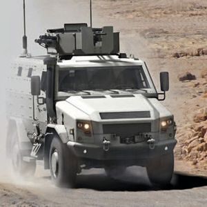 Diese Version ist mit einer fernbedienbaren leichten Waffenstation von Krauss-Maffei bestückt.(Bild:  Rheinmetall)