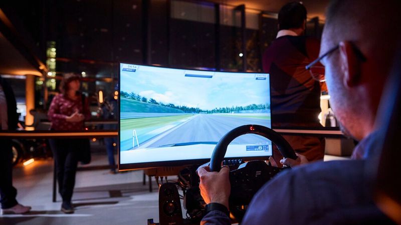 Dass Cupra im Rennsport aktiv ist, verdeutlichte der Fahrsimulator. (Bild: Seat Deutschland/Joris Felix)