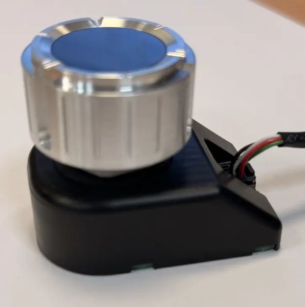 Das patentierte Dreh-Drück-Stellmittel von Elektrosil löst ein zentrales Problem moderner Bedienkonzepte: die bislang starre, mechanisch definierte Haptik. Dabei wird haptisches und akustisches Feedback nicht mechanisch erzeugt, sondern durch einen spezielle Elektromotor flexibel generiert und softwareseitig parametriert. Rasterpunkte, Widerstände und Rückmeldungen lassen sich an Anwendung, Nutzer oder Situation anpassen. Durch die hohe Schutzart ist das System für Industrie- und Automotive-Anwendungen mit hohen Schutzanforderungen geeignet und verbindet Bedienkomfort, Anpassungsfähigkeit und Robustheit in einer neuartigen Lösung. (Bild: Elektrosil)