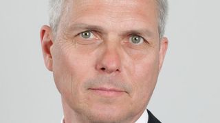 Wolfgang Weltermann, Produktmanager bei Weidmüller, hat im Team den Schaltschrankbau von Morgen aus verschiedenen Perspektiven analysiert.  (Bild: Studio Saeck)