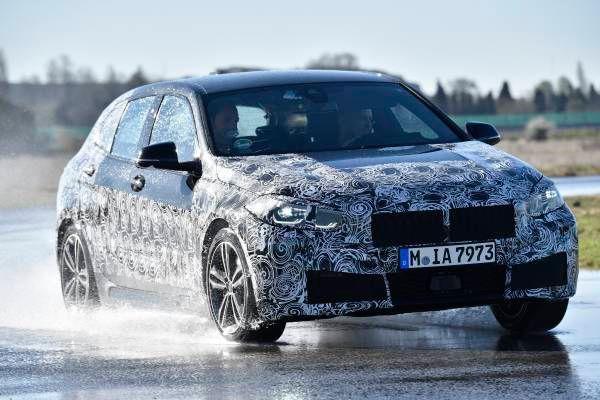 Der erfahrbare Vorteil: Das Leistungsuntersteuern, also durchdrehende Antriebsräder bei zu starkem Beschleunigen mit eingeschlagenen Rädern, entfällt beziehungsweise sinkt auf ein Minimum. (BMW)