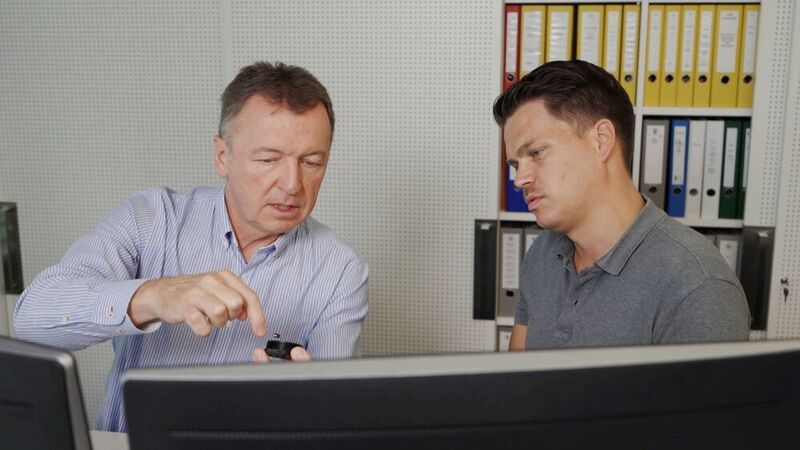 Benjamin Rentschler (rechts), Produktmanager bei Lapp, hat gemeinsam mit seinem Entwickler-Kollegen Daniel Müller (links), umfangreiche Tests der Materialeigenschaften von verschiedenen Gel-Arten vorgenommen, bis der geeignete Werkstoff gefunden war. (Lapp)