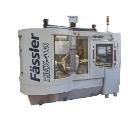 In die Entwicklung der Zahnrad-Honmaschine,  ... mit der das Honen von Verzahnungen direkt aus dem gefräst-gehärteten Zustand möglich ist, sind fast 35 Jahre Erfahrung eingeflossen. (Archiv: Vogel Business Media)