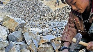 Die Kinderarbeit geht laut Unicef zwar weltweit zurück, doch das Lieferkettengesetz soll dennoch unter anderem so etwas vermeiden helfen. Die Unternehmen beklagen aber die Kosten und die Mühen, die dadurch entstehen. Es ist zwar eine Vereinfachung geplant, doch die freut nicht alle. (Bild: Baclawash)