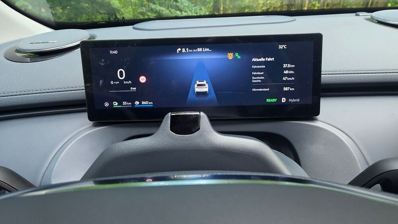 The driver information display is 10.2 inches in size. (Image:Mauritz – VCG)