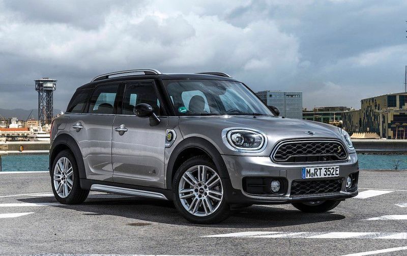 PHEV RANG 6 - Mini SE Countryman:  Im Grunde teilt sicher der Mini den Platz mit dem Hybrid von BMW auf dem 4. Platz. Der Antrieb stammt nämlich vom BMW 225xe Active Tourer. Dabei treibt der aus dem Cooper bekannte Ottomotor die Vorderräder an, ein 65 kW (88 PS) starker Elektromotor übernimmt den Antrieb an der Hinterachse. An der Haushaltssteckdose ist er in 3,5 Stunden geladen. Damit reichts dann 40 km rein elektrisch. (BMW)