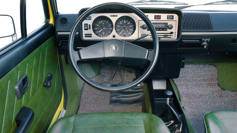 Als Autos auch Innen noch Mut zur Farbe hatten: Golf 1 der ersten beiden Modelljahre. Die Modellausführung „GLS“, was frei übersetzt für „großer Luxus“ steht, bietet einige damals, sonst aufpreispflichtige Extras wie Kopfstützen, Bodenteppich, Mittelkonsole, eine Armaturenblende ihm Metallic sowie eine Zeituhr. (Bild: Volkswagen AG)