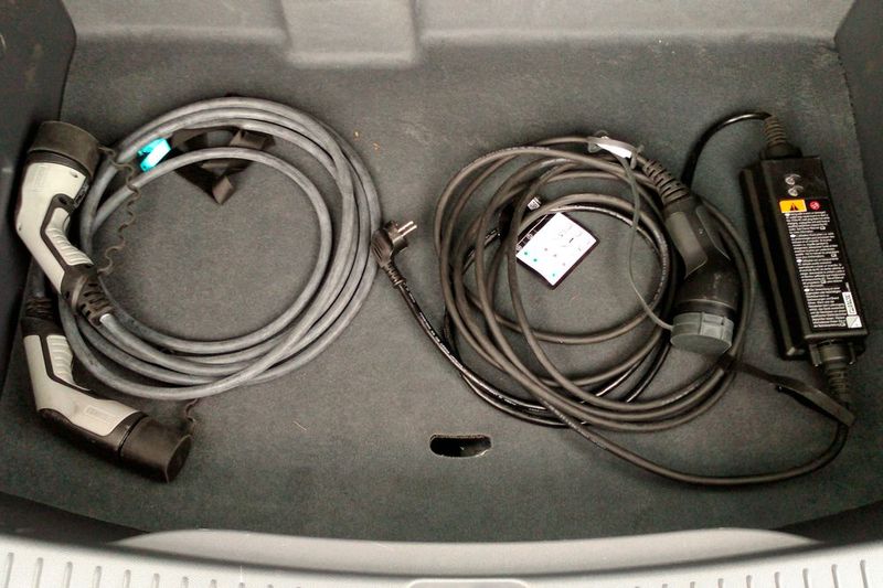 Die weniger elegante Seite der Elektromobilität. Opel legt einen Typ-2-Ladestecker (links) und einen Anschluss für die heimische Schuko-Steckdose bei. Letztere treibt den einzigen echten Nachteil des Ampera E auf die Spitze: die Ladezeit. (Bild: Thomas Günnel/Automobil Industrie)