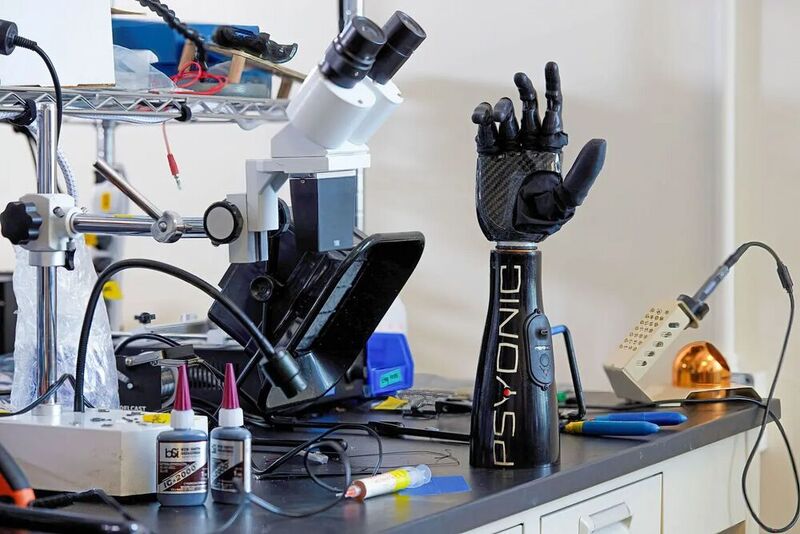 Die „Ability Hand“ ist eine künstliche bionische Hand, deren filigrane Einzelteile mit einem hybriden Fertigungssystem hergestellt werden.