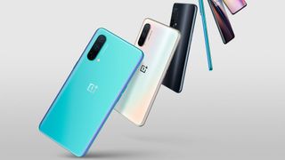 Das Oneplus Nord CE 5G verfügt über eine Dreifachkamera und ist in den Farben Schwarz, Weiß und Blau erhältlich. (Oneplus)