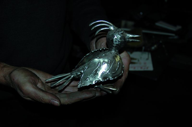 So grob können die Hände des Schmieds gar nicht sein, dass sie das blecherne Vögelchen nicht behutsam umfassen würden. Bilder: Bernhard Foitzik (Archiv: Vogel Business Media)