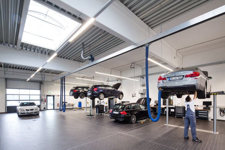 In der hellen und modernen Werkstatt sind die Kundenfahrzeuge gut aufgehoben. (Foto: Becker-Tiemann)