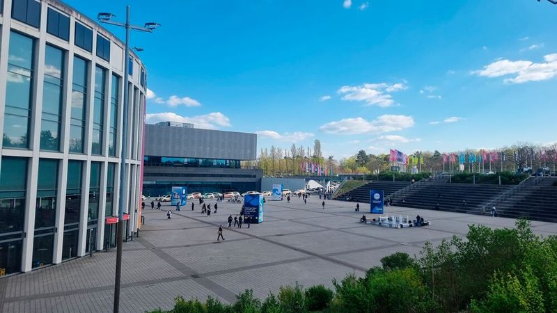 Im April endete die dreitägige DMEA 2026 mit einem neuen Besucherrekord: Rund 22.000 Teilnehmer waren vom 21. bis 23. April in der Messe Berlin. Darunter traten etwa 550 Speaker aus Politik, Wirtschaft und Wissenschaft aus fast 30 Ländern auf.  (Bild: @ Serina Sonsalla)