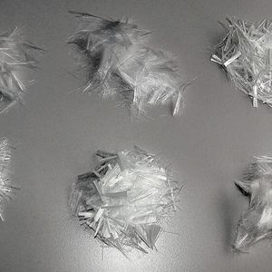 Bild 2: Schwierigkeiten bereitete zunächst die Handhabung der relativ langen Schnittfasern, da diese nicht mehr rieselfähig sind, sondern gewölleartige Strukturen bilden.