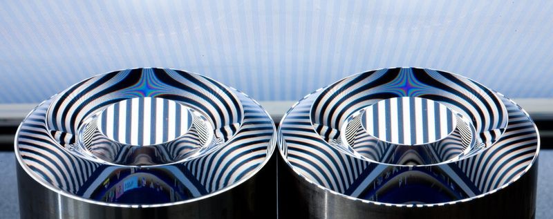 Bild 3: Die Sumitomo-Spritzgießmaschine des Typs  Intelect 100-340 ist schließseitig mit einer integrierten Simultanprägesteuerung ausgestattet. So können präzise optische Bauteile wirtschaftlicher gefertigt werden. (Bild: Sumitomo)