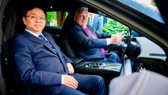 BYD-Chairman Wang Chuanfu und Ungarns Premierminister Viktor Orbán.(Bild:  BYD)
