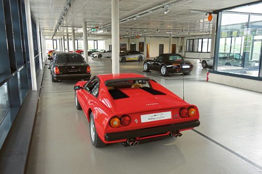 Mit der Autosuite spricht das Autohaus Märtin gezielt Besitzer hochwertiger Fahrzeuge aller Marken an, die einen Platz für ihre Schätze suchen. Mit der Autosuite spricht das Autohaus Märtin gezielt Besitzer hochwertiger Fahrzeuge aller Marken an, die einen Platz für ihre Schätze suchen.