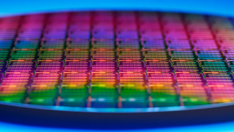 Bunt spiegelnder Wafer mit Xeon-Prozessoren: Unser blauer Planet färbt sich mehr und mehr rot. Intel will mit seiner Marktmacht gegensteuern – und hat sich dafür ambitionierte Ziele gesetzt. Bunt spiegelnder Wafer mit Xeon-Prozessoren: Unser blauer Planet färbt sich mehr und mehr rot. Intel will mit seiner Marktmacht gegensteuern – und hat sich dafür ambitionierte Ziele gesetzt.
