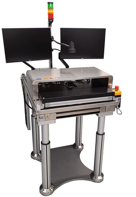 Medizintechnische Produktion bei Berliner Glas: Mit Hilfe der Alignment-Maschinen lassen sich zwei optische Komponenten mit einer  Genauigkeit von < 1 μm zueinander ausrichten und verkleben.(Bild:  Berliner Glas Gruppe)